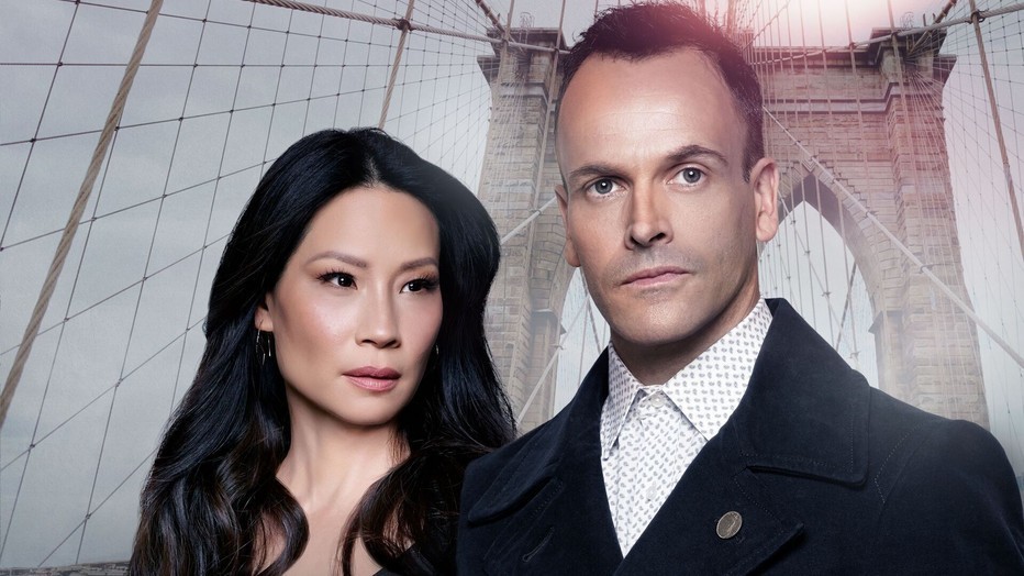 Jonny Lee Miller en Lucy Liu in Elementary