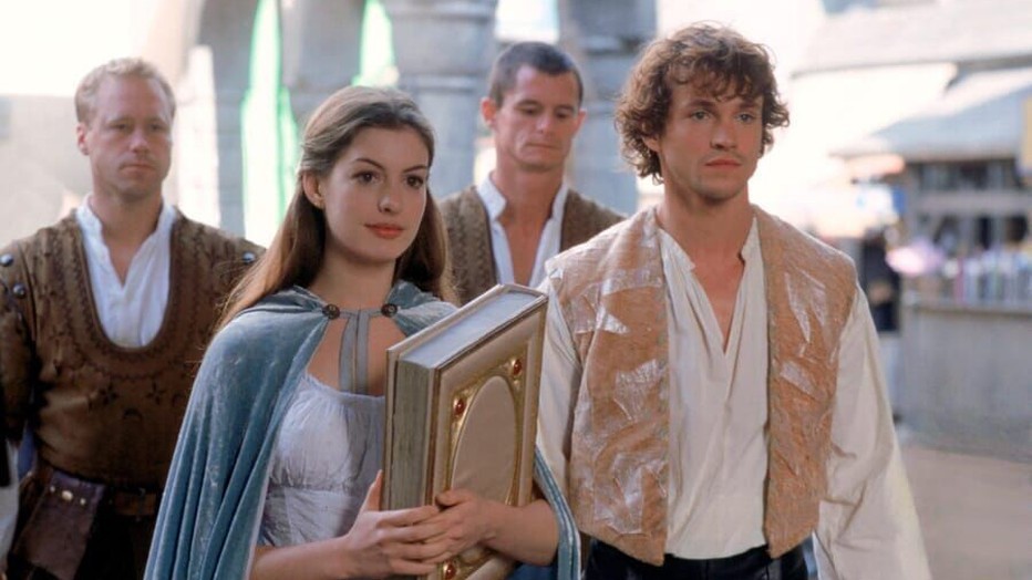 Anne Hathaway en Hugh Dancy in Ella Enchanted