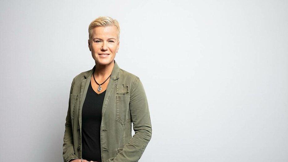 Ellie Lust aan het woord in Dit Is De Kwestie. Ellie Lust aan het woord in Dit Is De Kwestie.