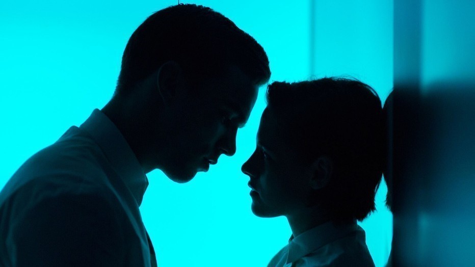 Nicholas Hoult en Kristen Stewart in Equals Nicholas Hoult en Kristen Stewart in Equals