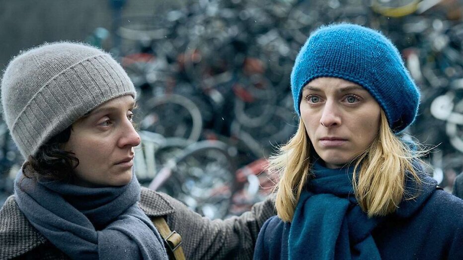 Julia Windischbauer en Claire Bender in Etty