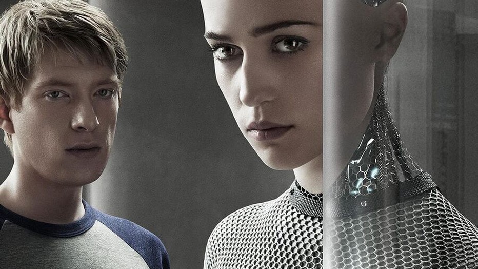 Alicia Vikander en Oscar Isaac in Ex Machina