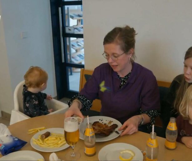 Kijkers grinniken om keukentaferelen van familie Kraan in Een Huis Vol Emigreert