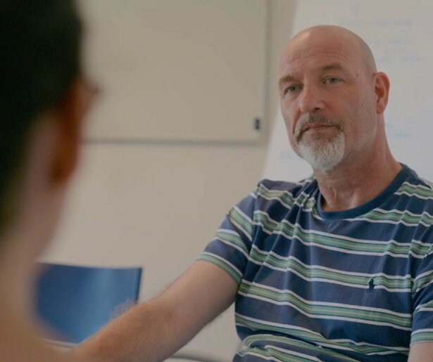 Eddy Zoëy bezoekt een expertisecentrum voor angst- en dwangstoornissen in Five Days Inside