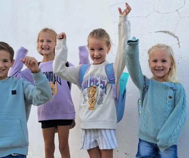 Zo doen de kinderen van Een Huis Vol-familie Jelies het op hun Spaanse school