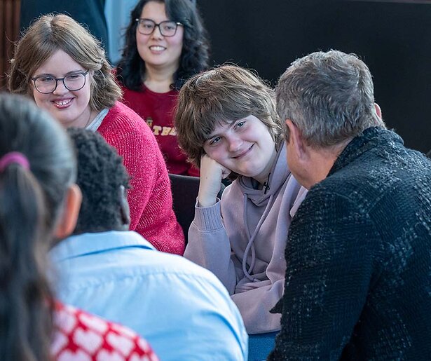 Drie politici laten zich in Een Buitengewoon Gesprek interviewen door mensen met autisme