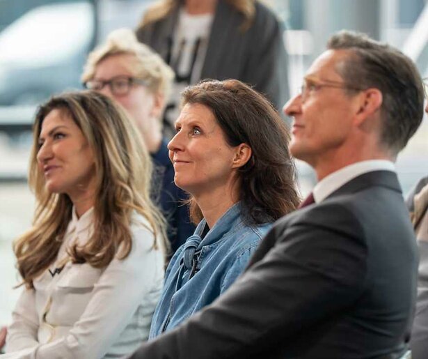 Hoe reageren Joost Eerdmans, Esther Ouwehand en Dilan Yesilgöz op de directe vragen in Een Buitengewoon Gesprek?
