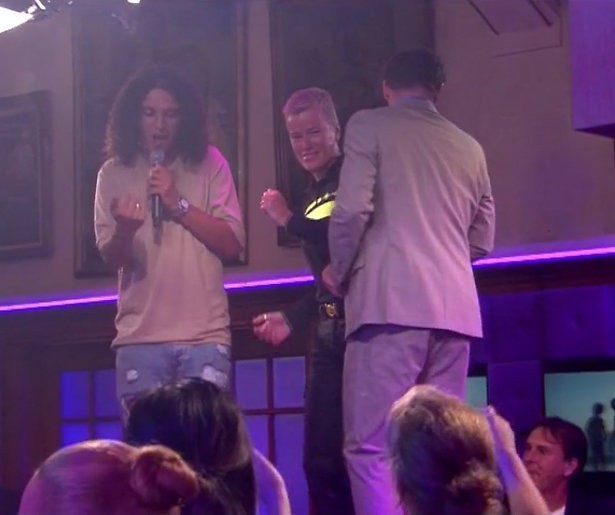 Videosnack: Ellie Lust danst op de tafel in RTL Late Night