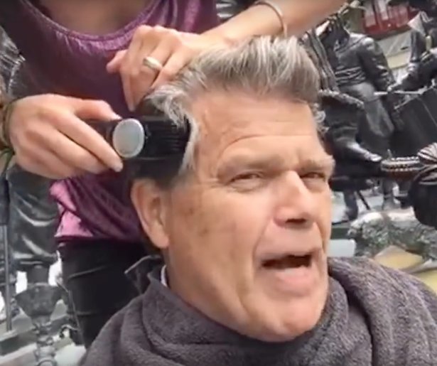 Vlogger Emile Ratelband scheert zich kaal voor meer views