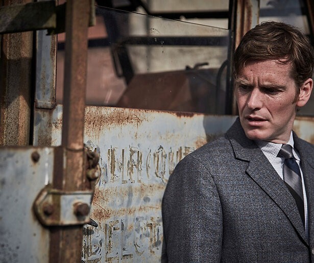 Endeavour krijgt te maken met een moord op een jong model