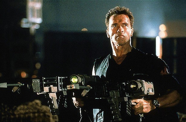 Arnold Schwarzenegger gumt je verleden uit