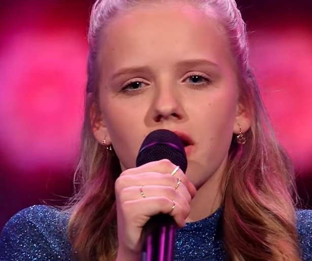 YouTube-hit: Esmée zingt A Moment Like This (Voice Kids finale 2016)