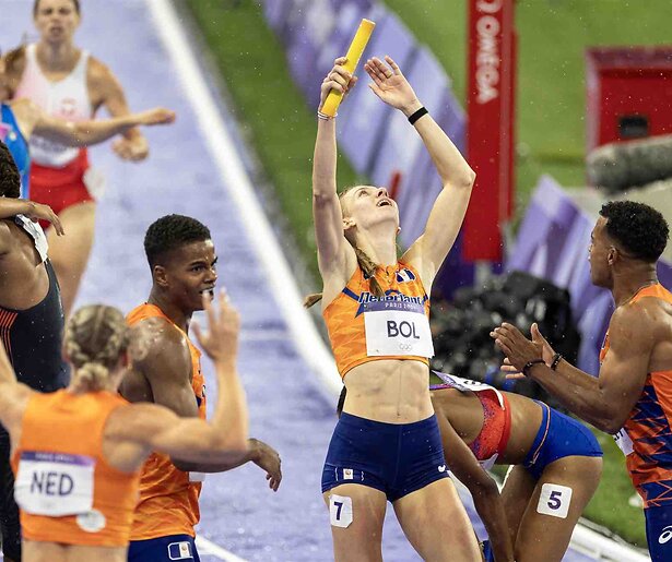 Ongelooflijke, prachtige gouden medaille voor 4x 400 meter gemengde estafetteploeg