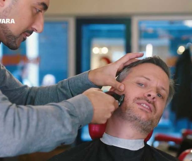 Kijk terug: Oeps, ‘Eus’ trimt baard Thomas Erdbrink te kort