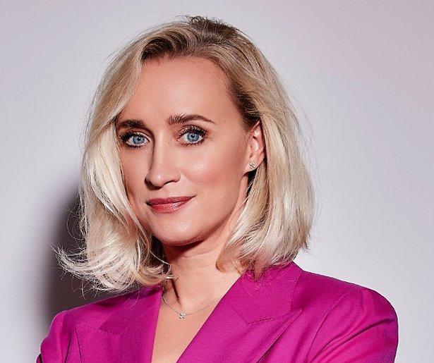 Hilarisch interview Eva Jinek met James Bond in LuckyTV