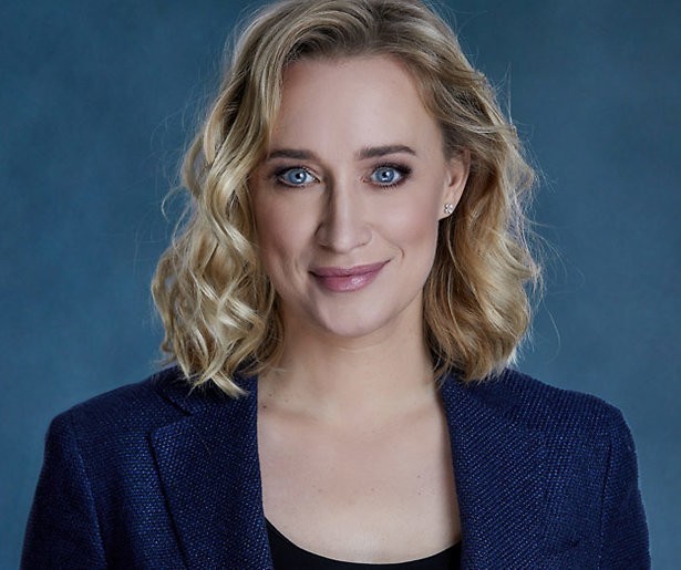 De TV van gisteren: Gevoelige tik voor Eva Jinek in talkshowoorlog