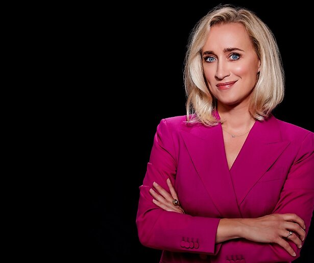 Eva Jinek vanavond weer achter talkshowtafel