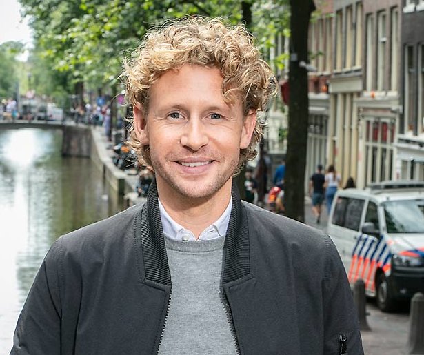 Ewout Genemans in nieuw programma op pad met Koninklijke Marechaussee