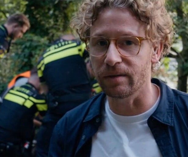 Cas en Lars moeten eerste hulp verlenen aan een inbreker in Bureau Maastricht