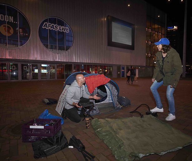 Bertie en JayJay door politie weggestuurd van kampeerplek