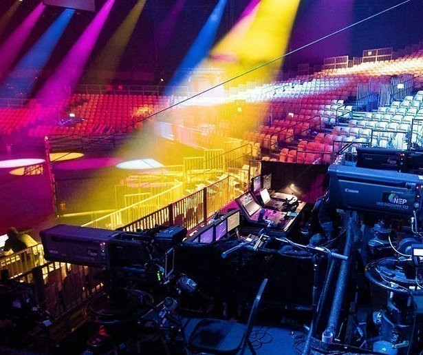 Vallende lichtinstallatie doodt medewerker songfestival