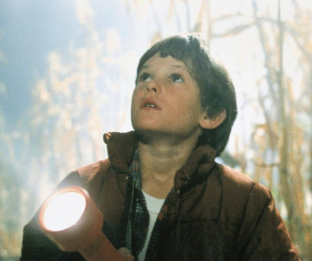 Henry Thomas sluit vriendschap met een buitenaards wezentje in E.T. The Extra-Terrestrial