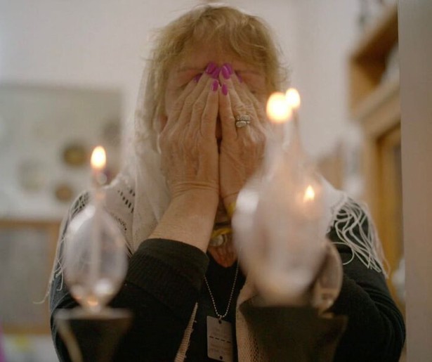 Jetje Manheim wil meer te weten komen over stolpersteine in Echo's van Sobibor