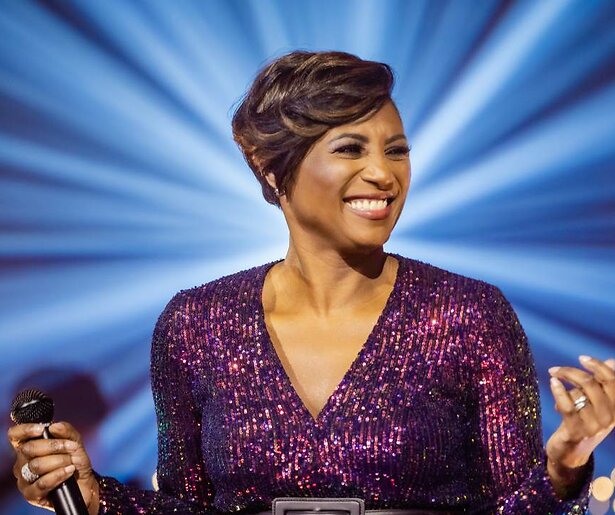 Edsilia Rombley neemt het stokje over van Romy Monteiro bij Het Kerst Muziekgala 2023