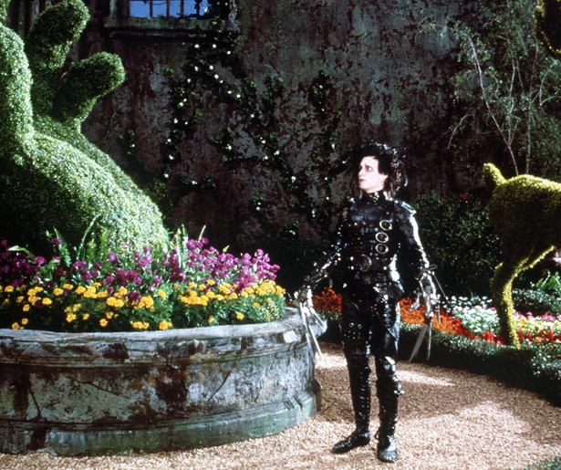 Dianne Wiest ontfermt zich over Johnny Depp in Edward Scissorhands