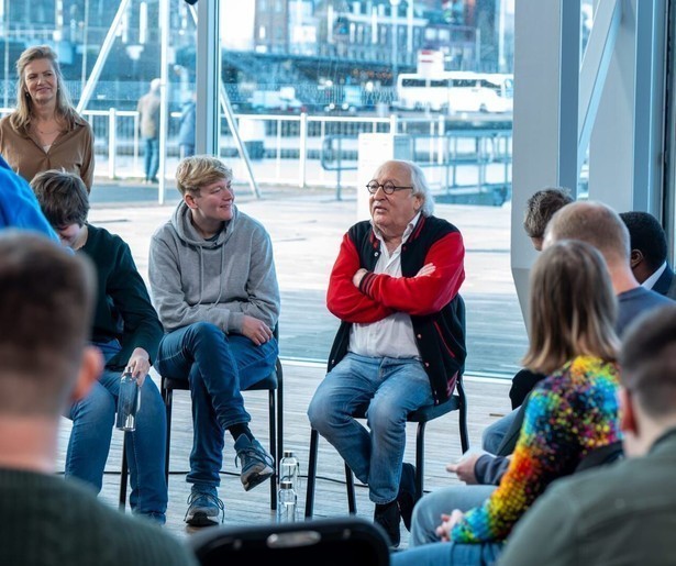 Youp van 't Hek laat zich interviewen in de eerste aflevering van Een Buitengewoon Gesprek