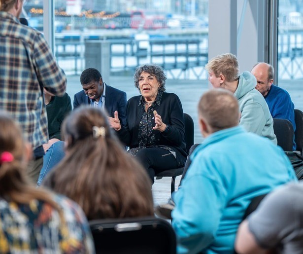 Hanneke Groenteman haalt herinneringen op aan de oorlog in Een Buitengewoon Gesprek