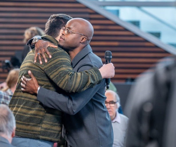 Jandino Asporaat geraakt door bijzondere vragen in Een Buitengewoon Gesprek