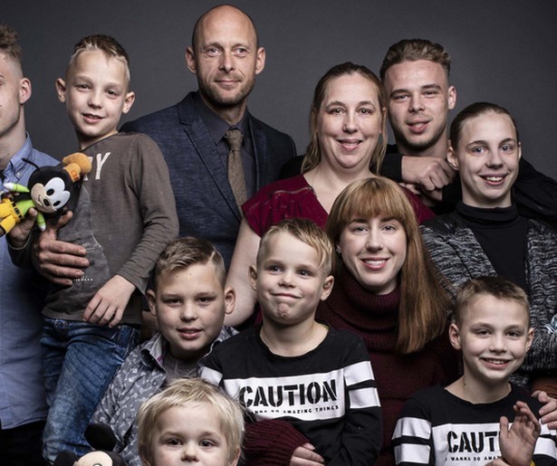 Familie helpt opa Cudogham verhuizen in Een huis vol