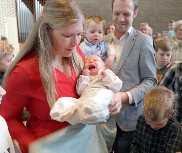 Pasgeboren baby Juda Blom wordt gedoopt in nieuwe aflevering Een Huis Vol