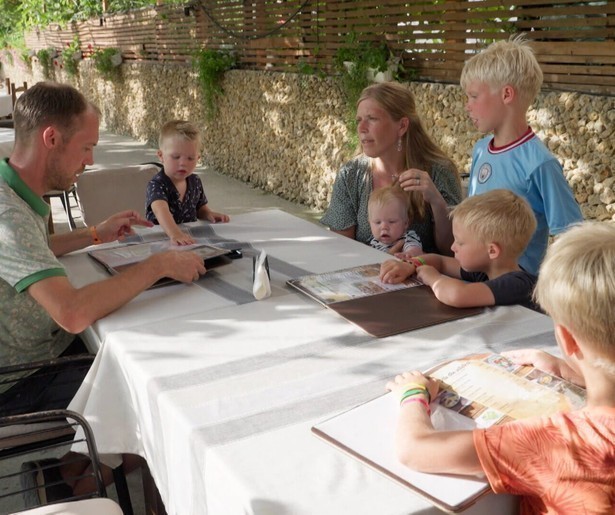 De familie Blom uit Een Huis Vol haalt dierbare herinneringen op in Albanië