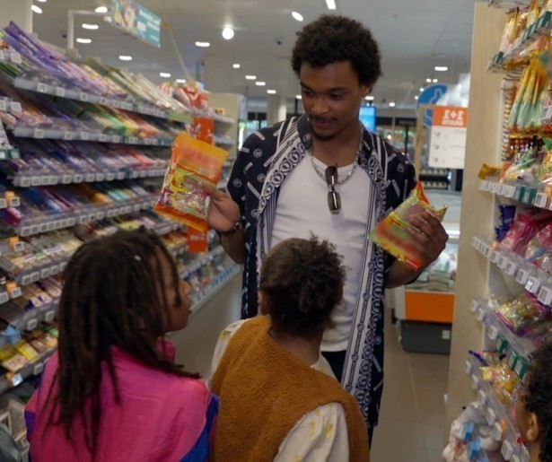 De familie Cudogham probeert vader Iven te ontlasten in Een Huis Vol