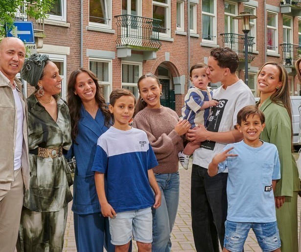 De familie Bakhcha bereidt zich voor op hun reis naar Marokko in Een Huis Vol