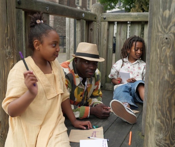 De familie Cudogham gaat met de trein naar Marseille in Een Huis Vol