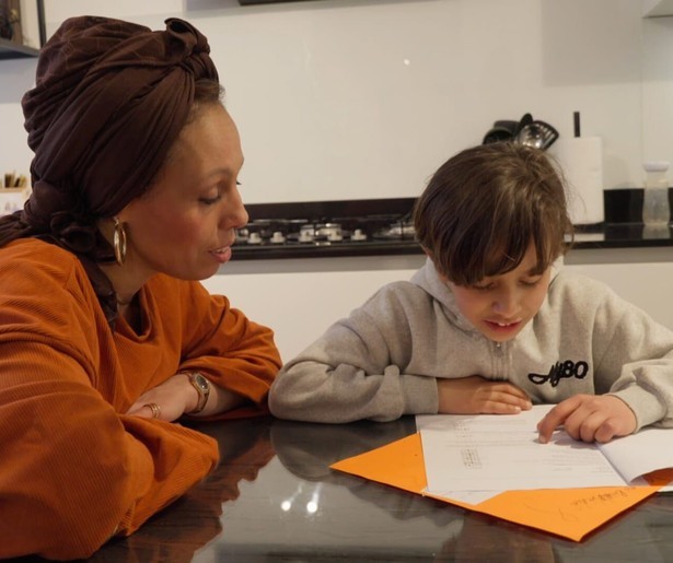 De kinderen van de familie Bakhcha gaan uit logeren in Een Huis Vol
