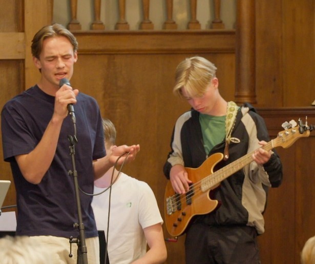 Het is zover voor de familie Blom in Een Huis Vol: de samenzang in de kerk