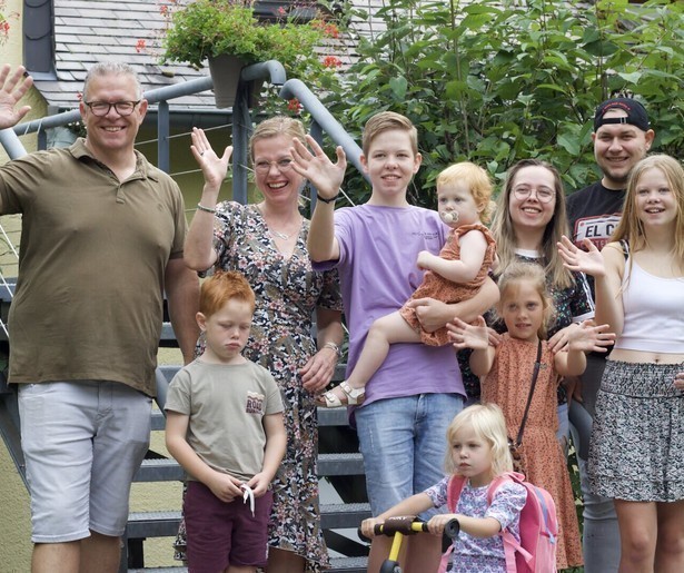 De familie Kraan mag eindelijk hun stacaravan verlaten in Een Huis Vol Emigreert