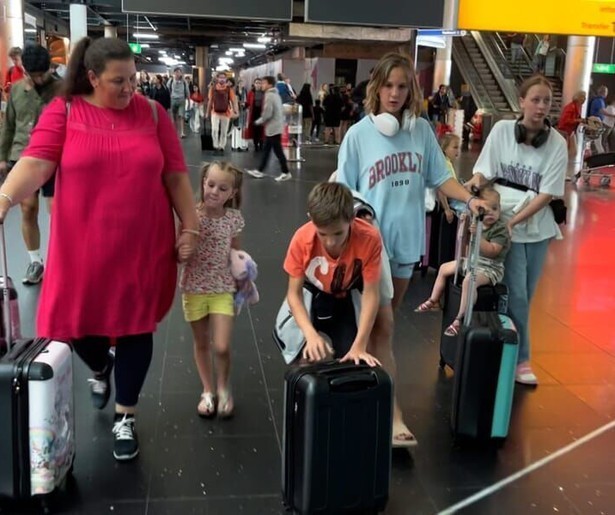 Het Spaanse avontuur gaat eindelijk beginnen voor de familie Jelies in Een Huis Vol Emigreert