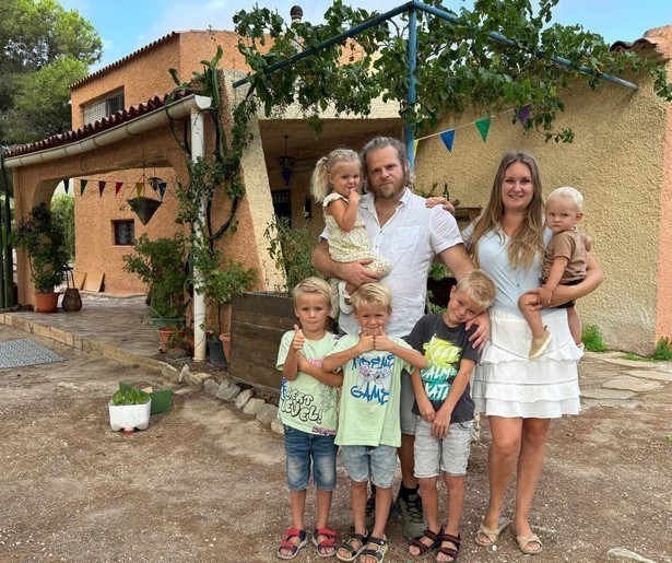 De familie Verleg ervaart flink wat stress in Een Huis Vol Emigreert
