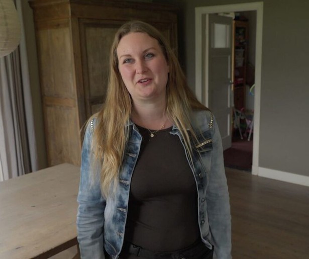 De familie Verleg neemt afscheid van het thuisfront in Een Huis Vol Emigreert