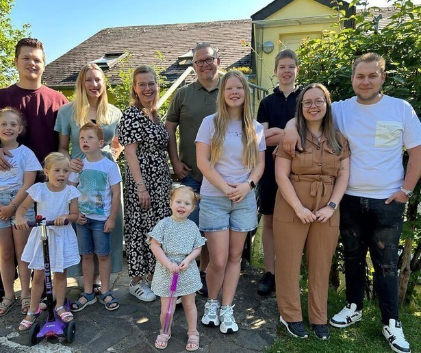 De familie Kraan introduceert hun 'nieuwe' werknemers in Een Huis Vol Emigreert