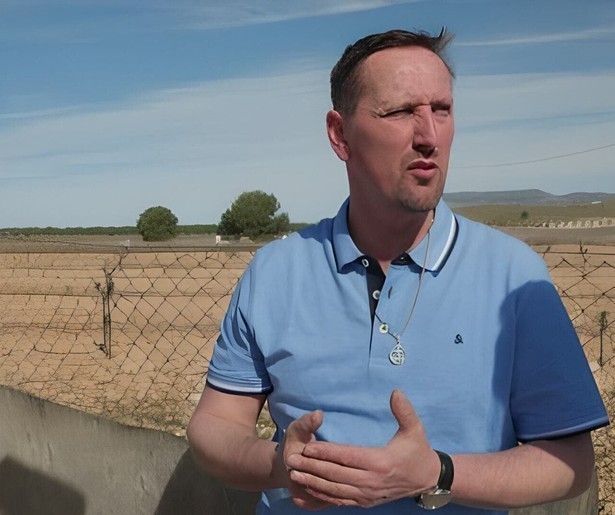 Johan en Janneke Jelies gaan op huizenjacht in deze herhaling van Een Huis Vol Emigreert