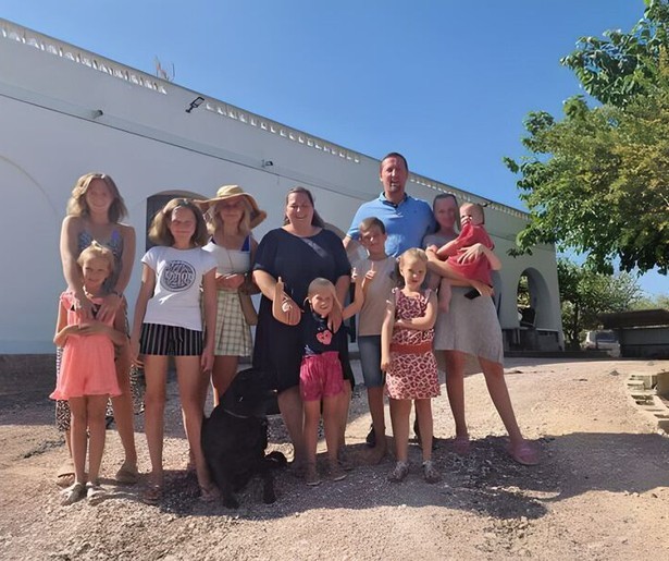 De familie Kraan verlaat hun stacaravan in een herhaling van Een Huis Vol Emigreert