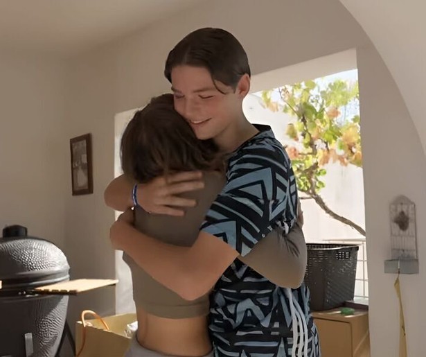 Er is een hele grote verrassing voor de jarige Aida Jelies in Een Huis Vol Emigreert