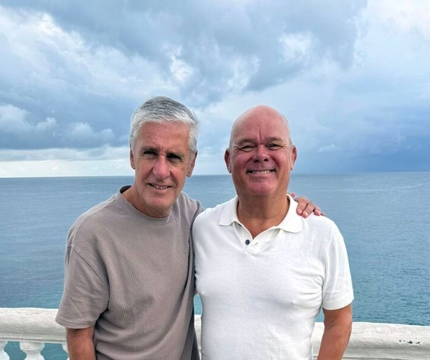 Paul de Leeuw gaat in gesprek met de dierbaren van Mario in Een Vergetelijk Mooie Reis