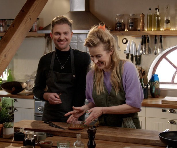 Celebrity Masterchef-winnares Jetske van den Elsen laat haar kookkunsten zien in Een Weekje Zonder